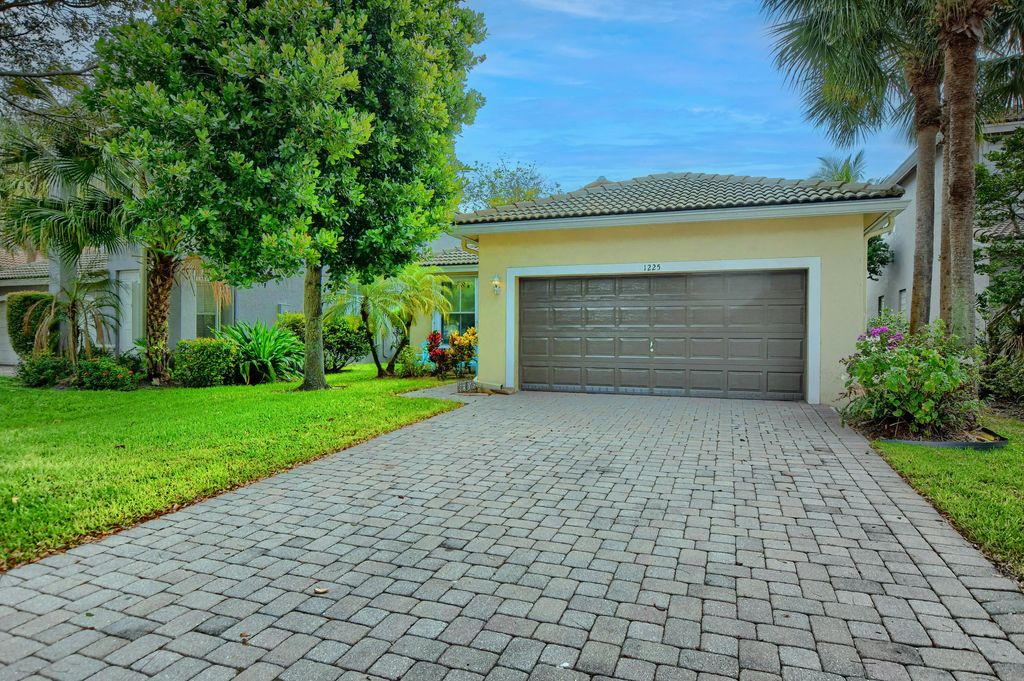 Photo of 1225 E Magnolia Circle, Delray Beach, FL 33445 (MLS # R11159872)