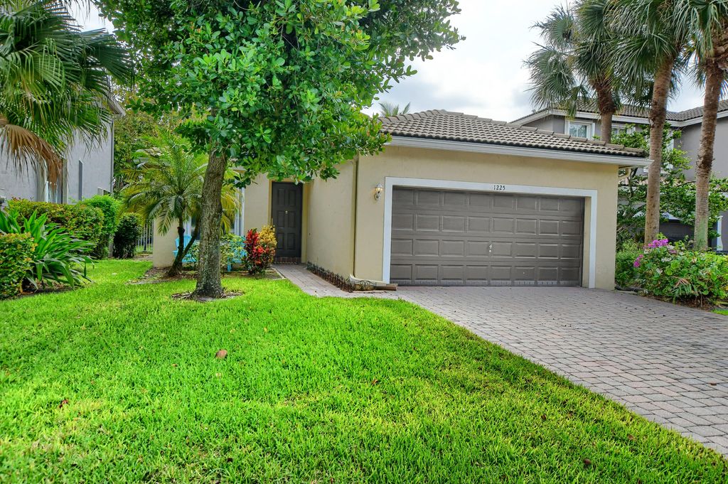 Photo of 1225 E Magnolia Circle, Delray Beach, FL 33445 (MLS # R11159872)