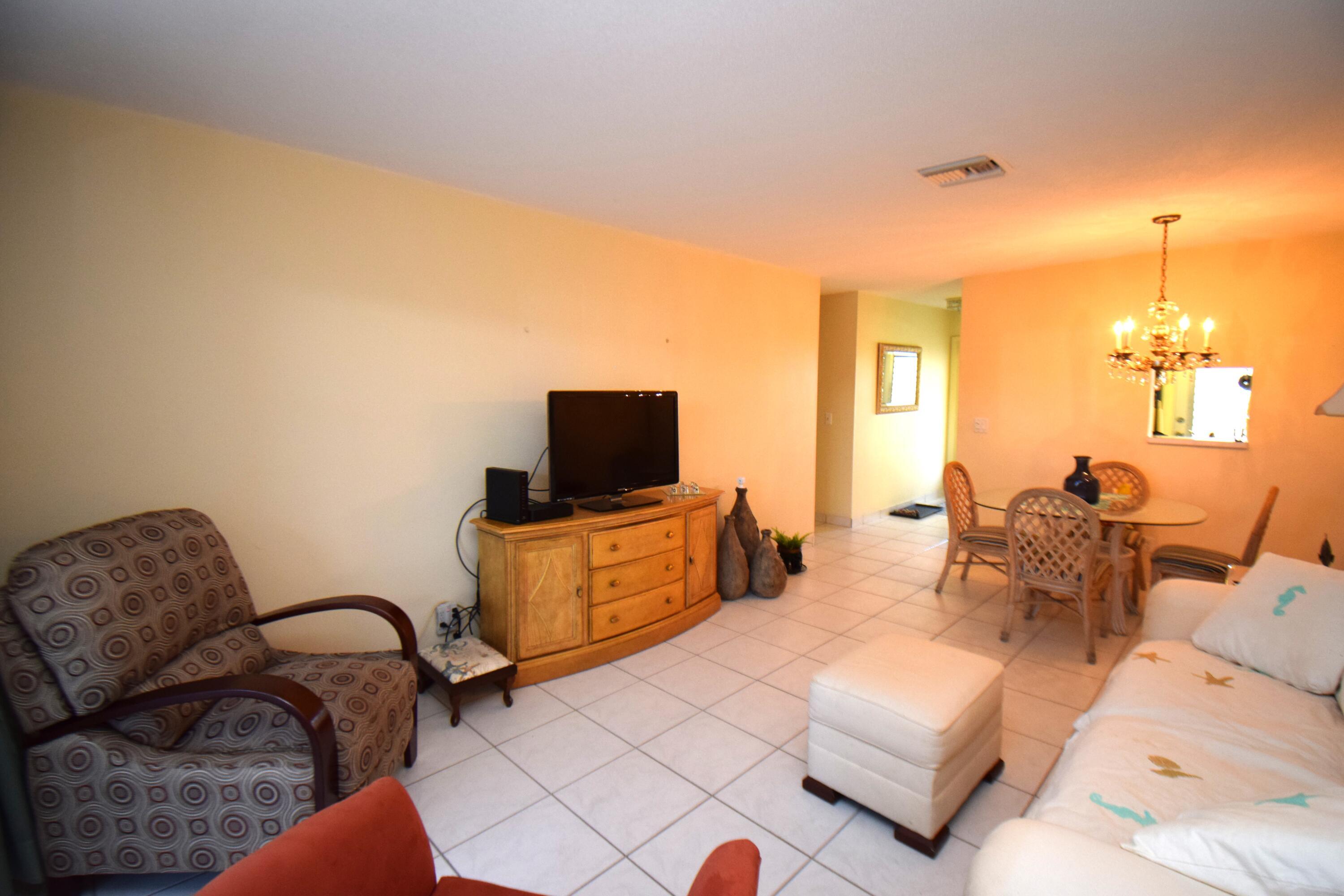 VILLAGE ROYALE CONDO 6 - Residential