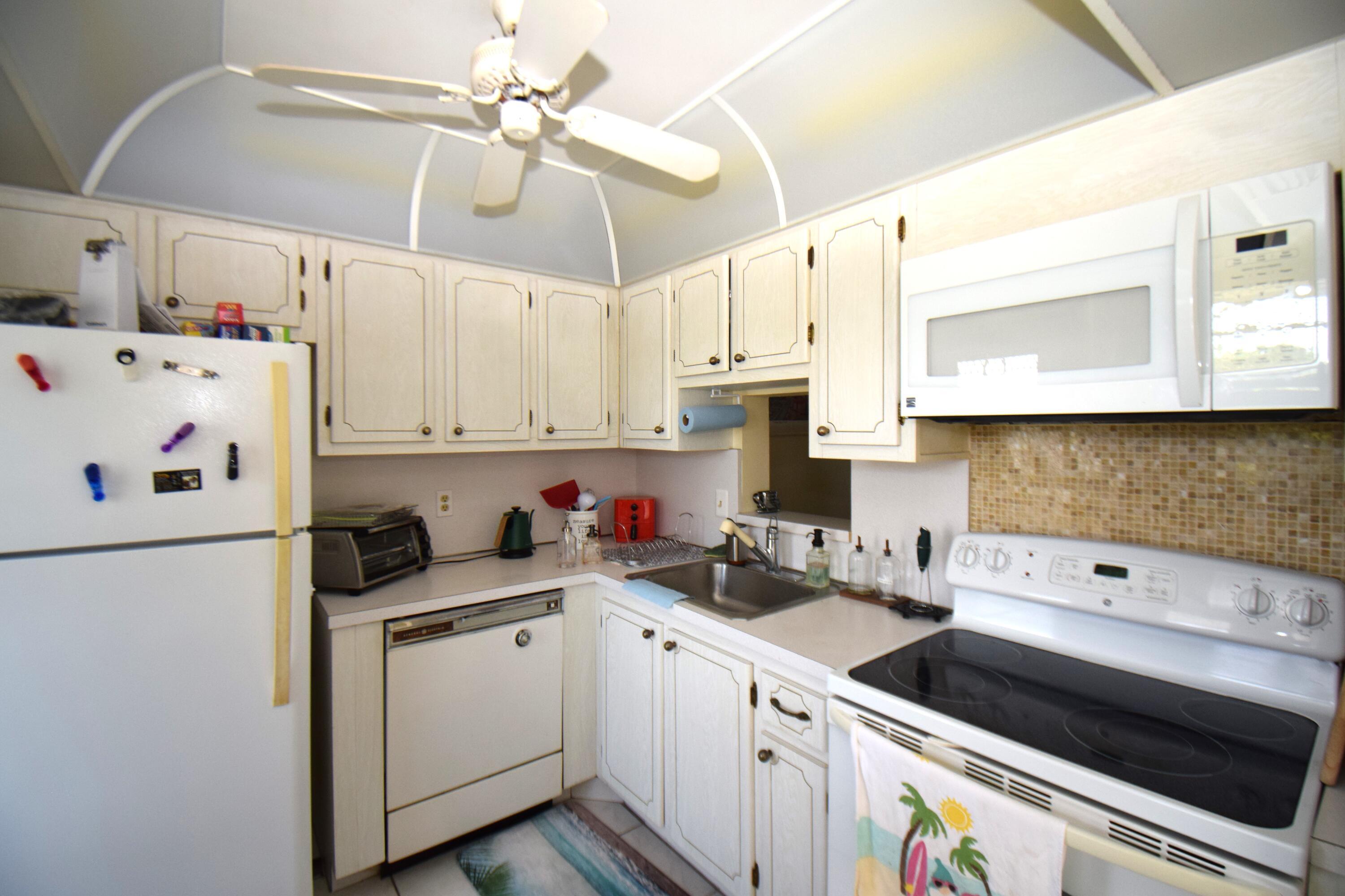 VILLAGE ROYALE CONDO 6 - Residential