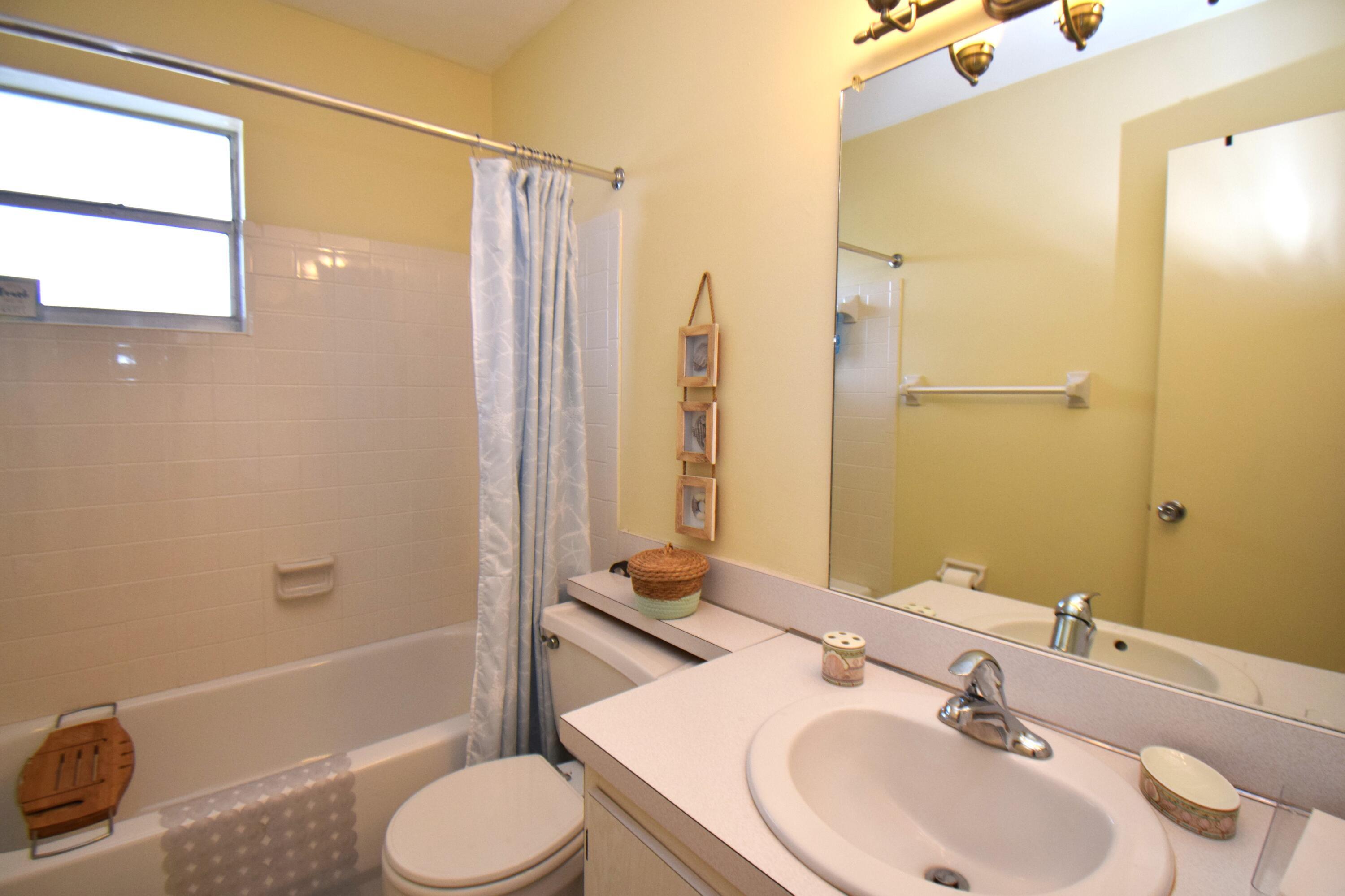 VILLAGE ROYALE CONDO 6 - Residential