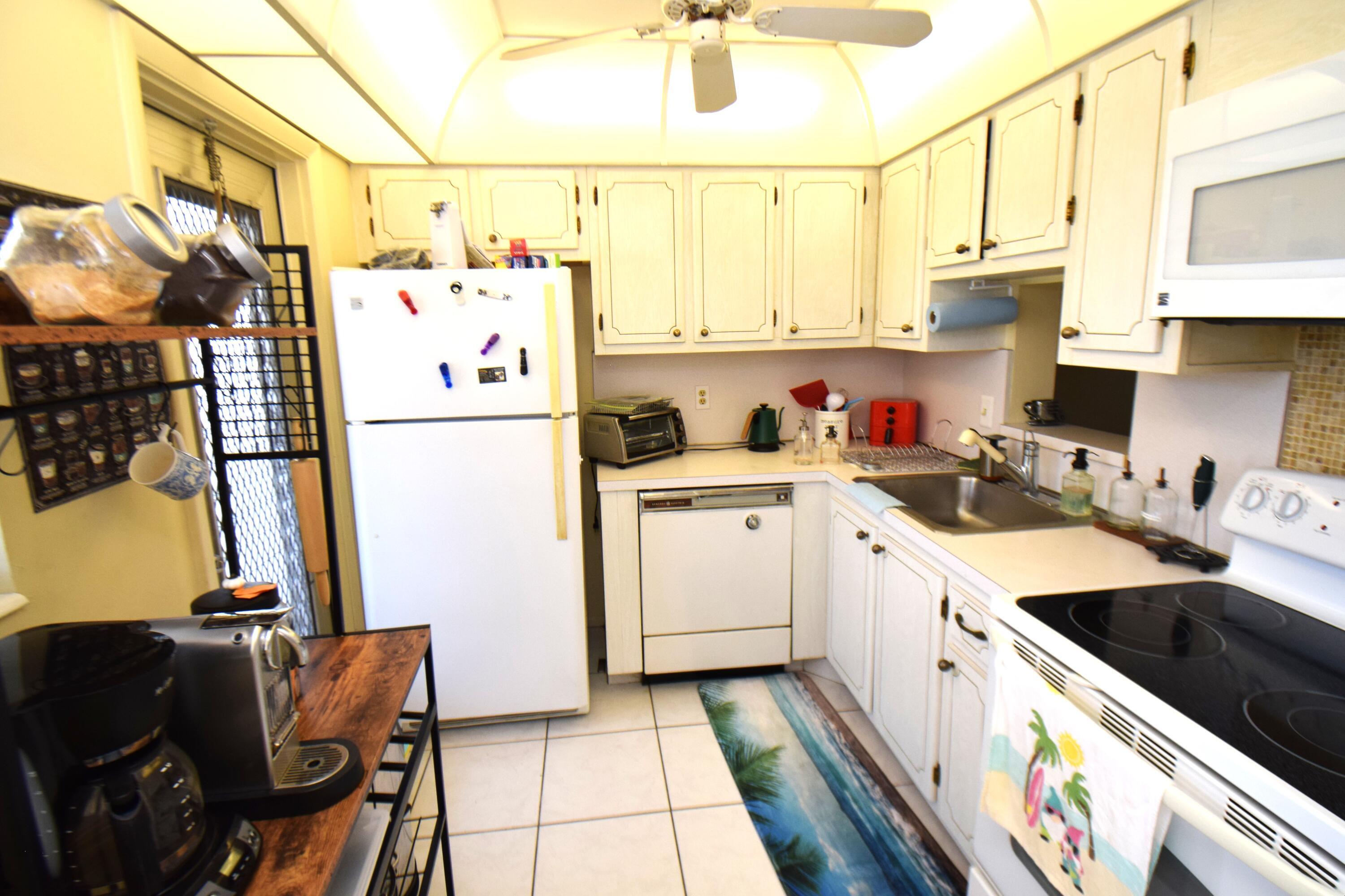 VILLAGE ROYALE CONDO 6 - Residential