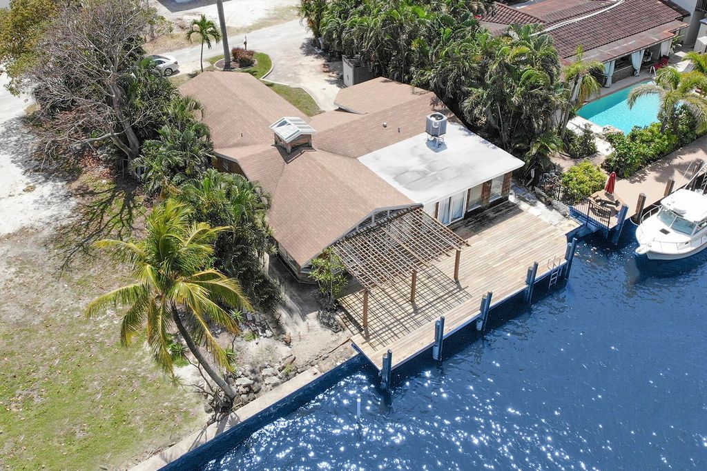 Photo of 816 Chukker Road, Delray Beach, FL 33483 (MLS # R10977144)