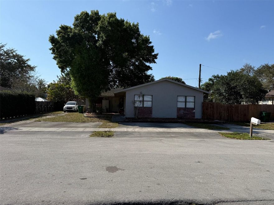-Clean Duplex 2 bedrooms, 1 bath located in a Nice friendly neighborhood of Davie, Florida. Convenience location Close to (NSU) Nova Southeastern University, Broward College, Turnpike & about 15 minutes to the Beach and everything you need. -None smoking & No Pets.