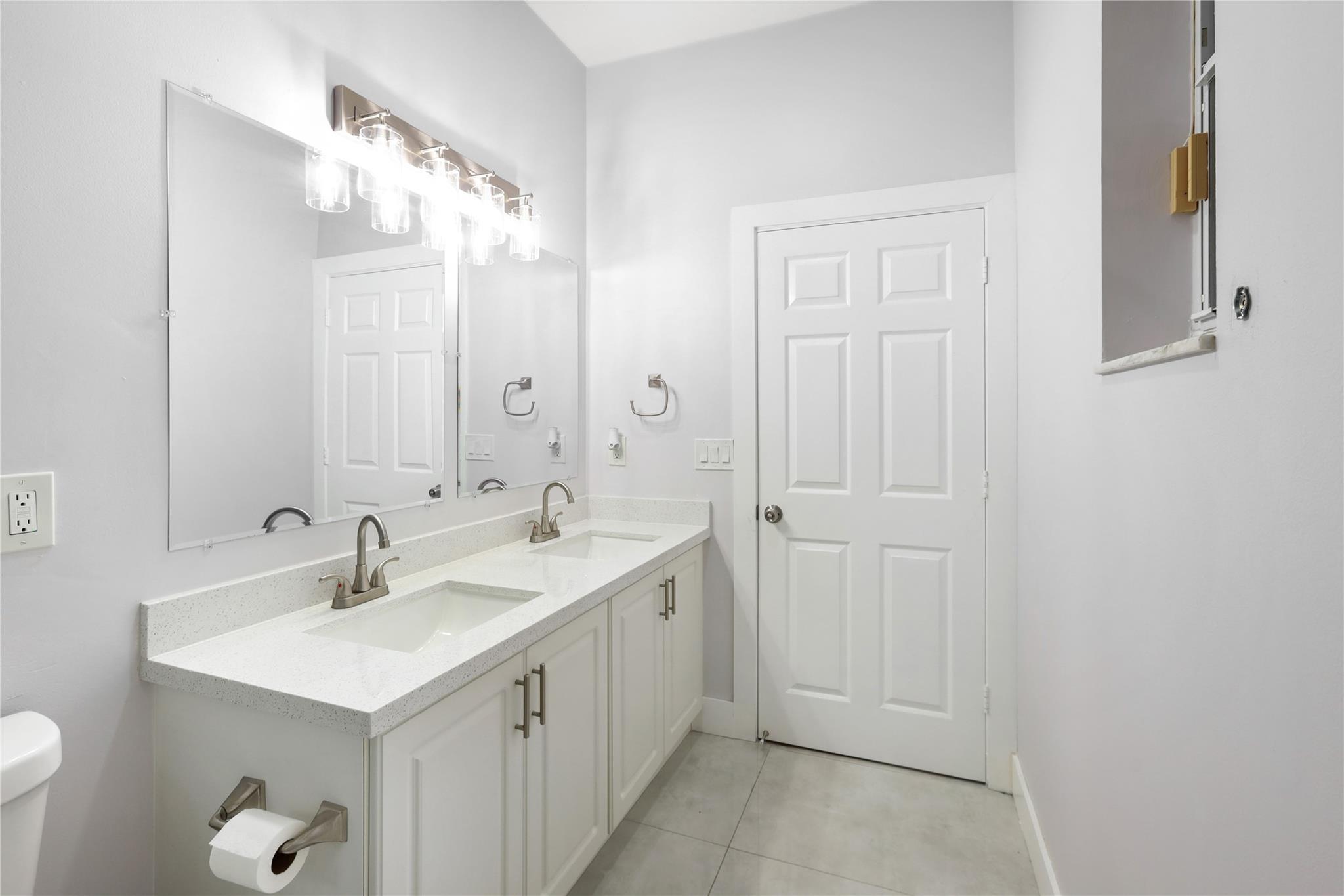 Lyons West 137-40 B - Residential