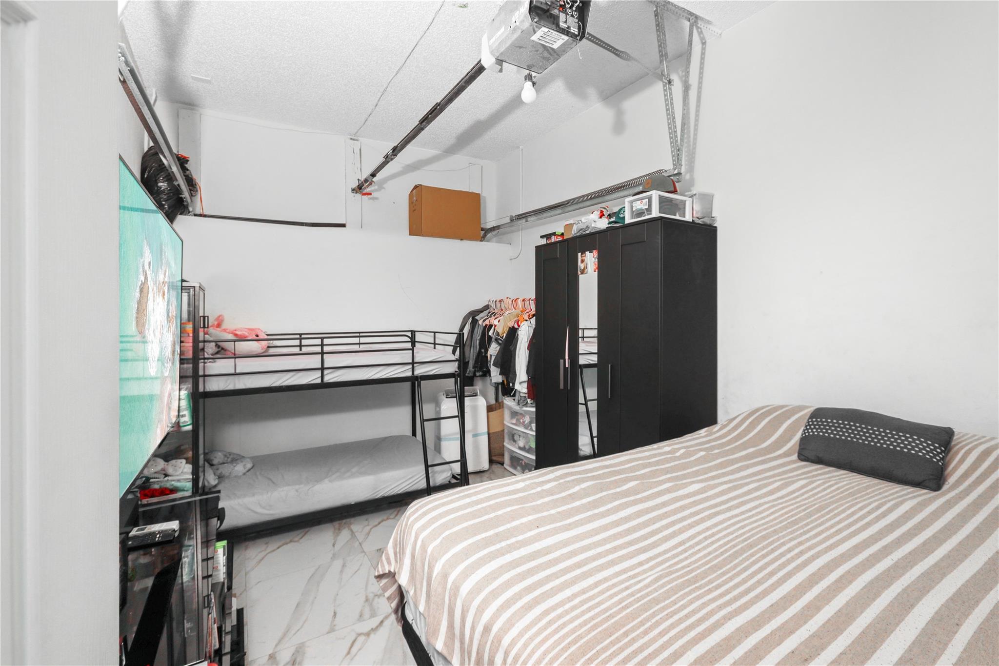Lyons West 137-40 B - Residential