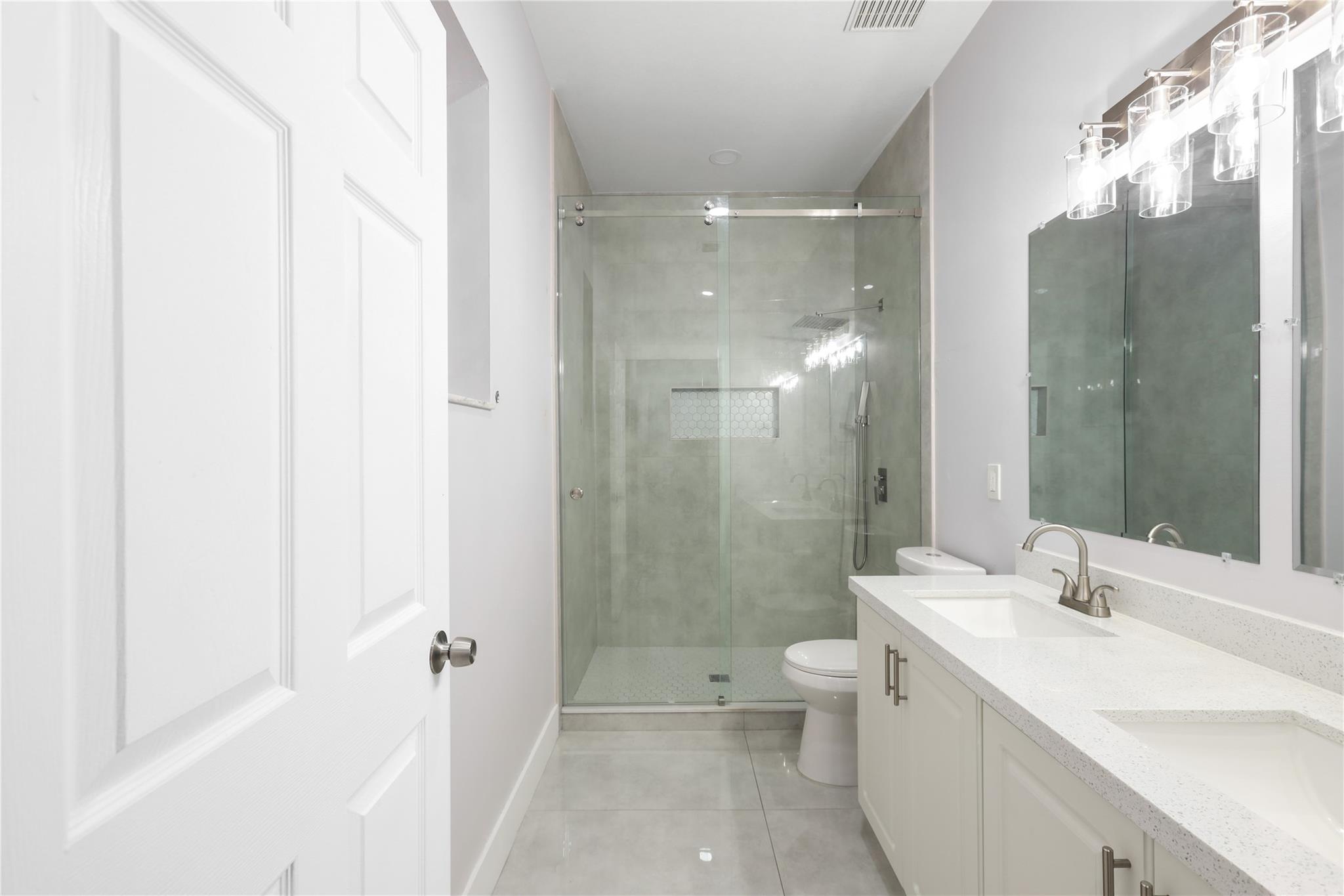 Lyons West 137-40 B - Residential