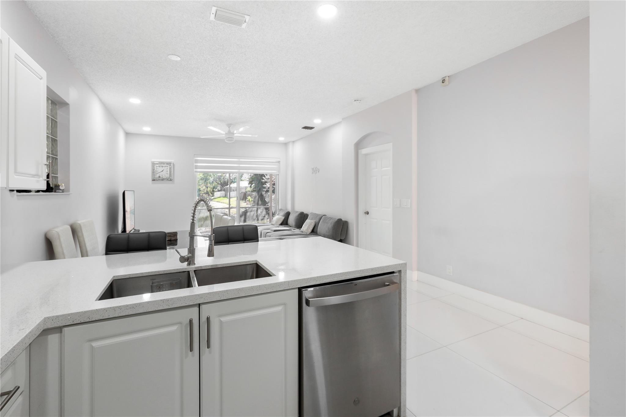 Lyons West 137-40 B - Residential