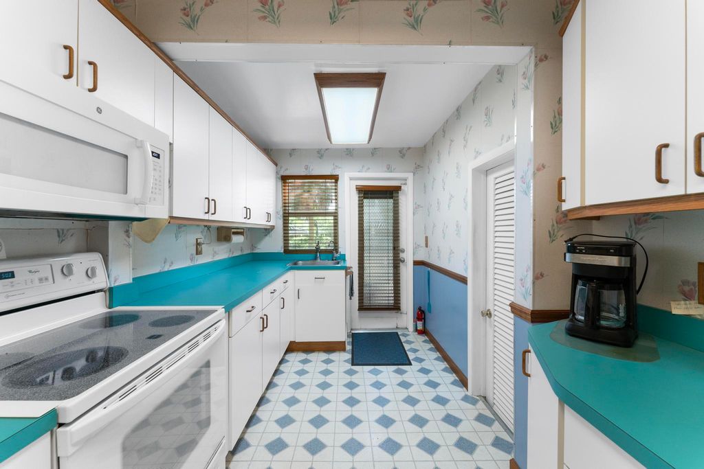 Photo of 531 N Palmway, Lake Worth Beach, FL 33460 (MLS # B26003832)