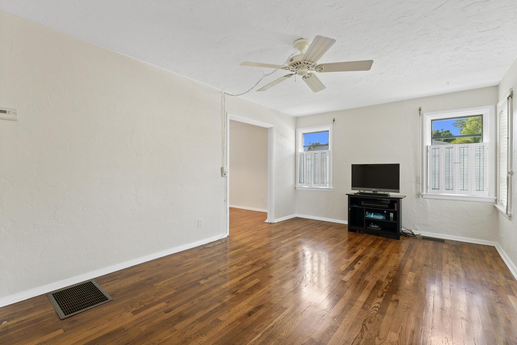 LAKE WORTH TOWN OF - Residential Lease