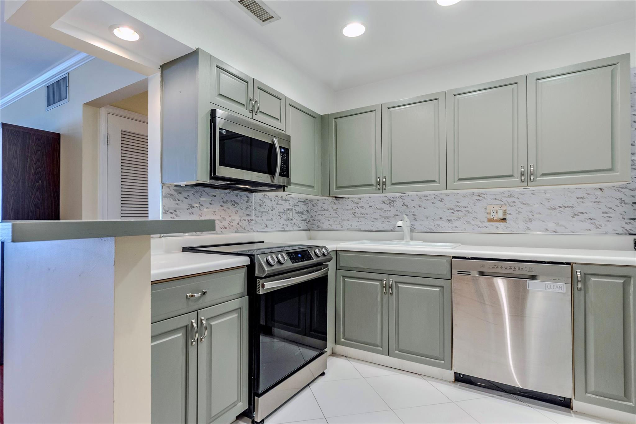 6437 Bay Club Dr 3