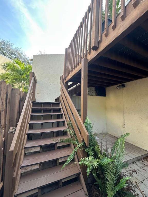 637 Executive Center Drive N 203