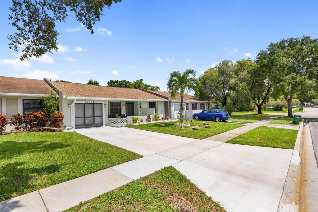 Photo of 5442 S Lakewood Cir #F, Pompano Beach, FL 33063 (MLS # F10526286)