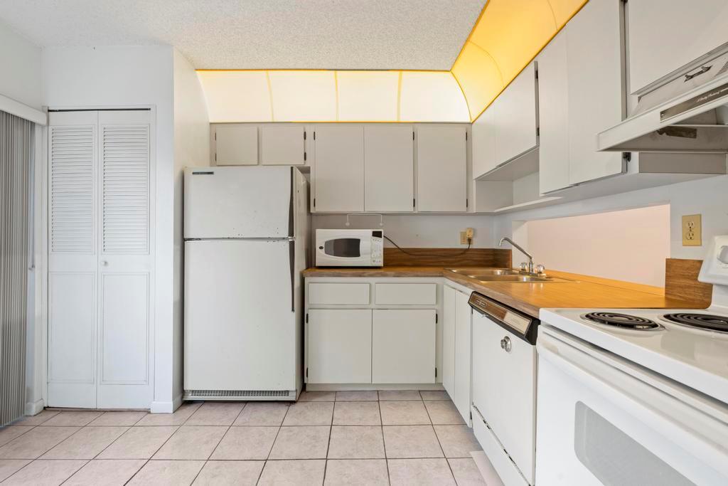 Woodlake Villas - Residential