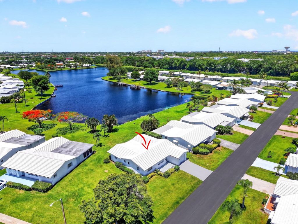 Photo of 1213 SW 20th Avenue, Boynton Beach, FL 33426 (MLS # B26033977)