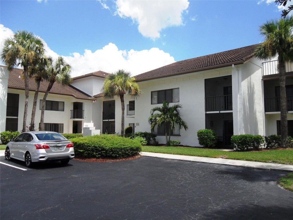 Photo of 3500 Twin Lakes Terrace #202, Fort Pierce, FL 34951 (MLS # F10522769)