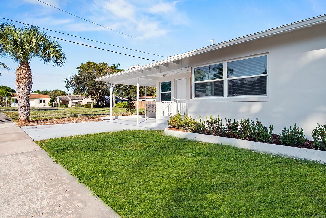 Quaint 2 bedroom, 2 bathroom apartment just one block from the Intercoastal and only a 6 minute drive to downtown West Palm