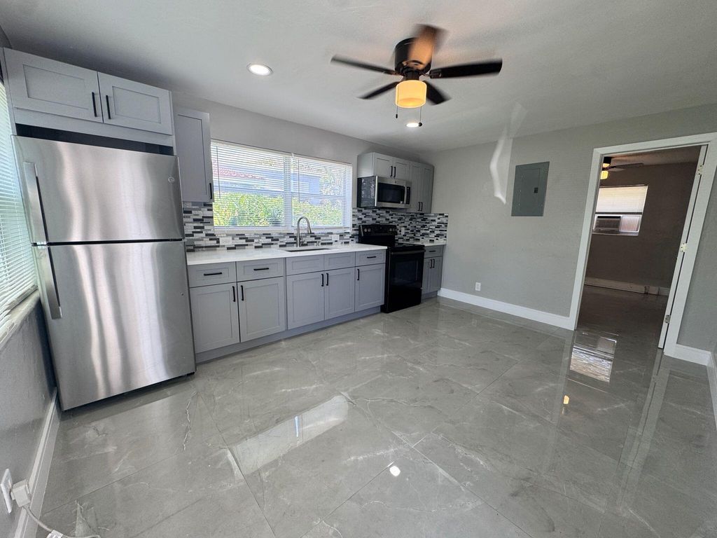 Photo of 189 SE 27th Place #C, Boynton Beach, FL 33435 (MLS # B26012324)