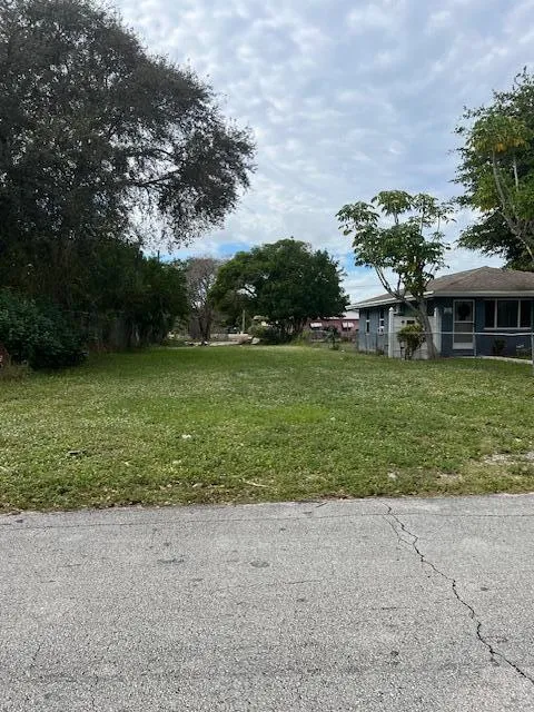 11 NW Nw Avenue, Delray Beach, FL MLS: R11083374