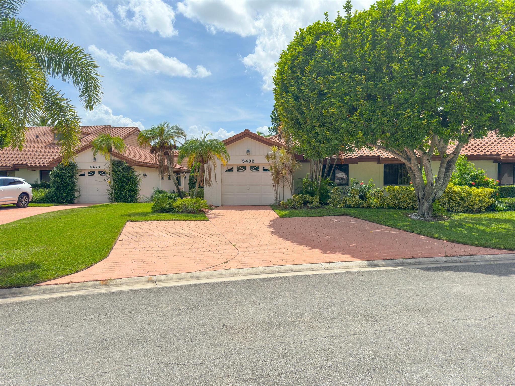 Spacious 3-bedroom,2.5-bath villa located in a sought-after55+ community with a non-mandatory country club. This home features a bright, open floor plan with a NEW A/C installed in the summer of 2025. A great opportunity to update and make it your own. Conveniently located near shopping, dining and major highways.