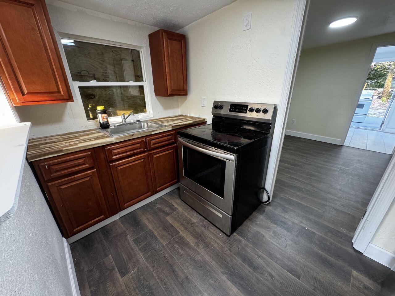 916 N 10TH Street