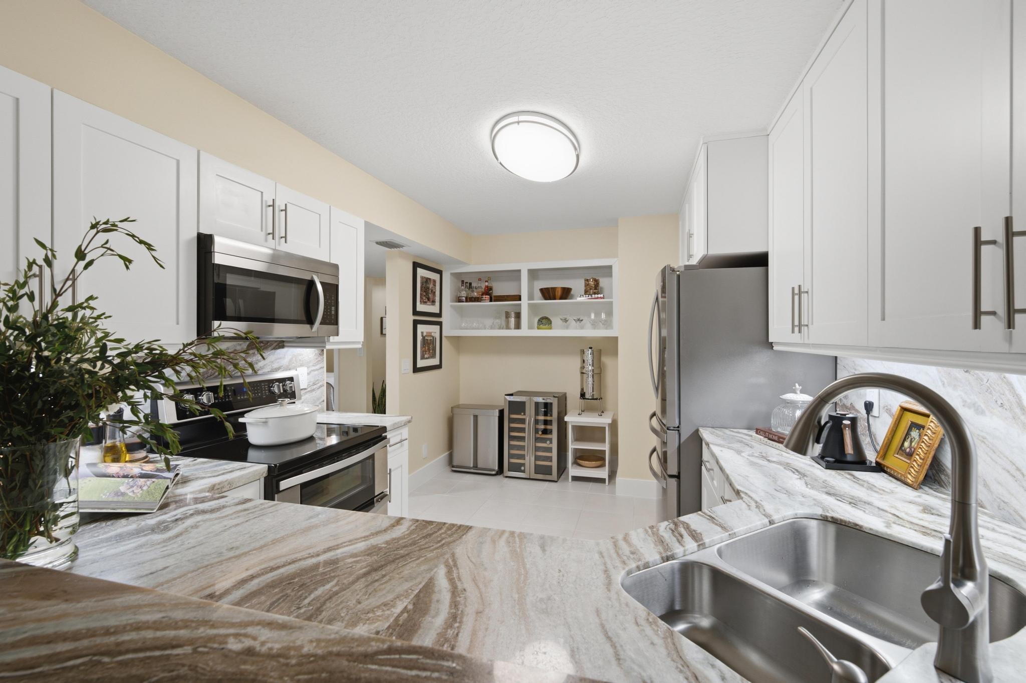 7232 Fairfax Drive 205, Tamarac, FL, 33321/$330,000 2 7232 Fairfax Drive 205