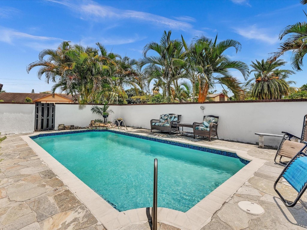 Boulevard North 92-18 B - Residential