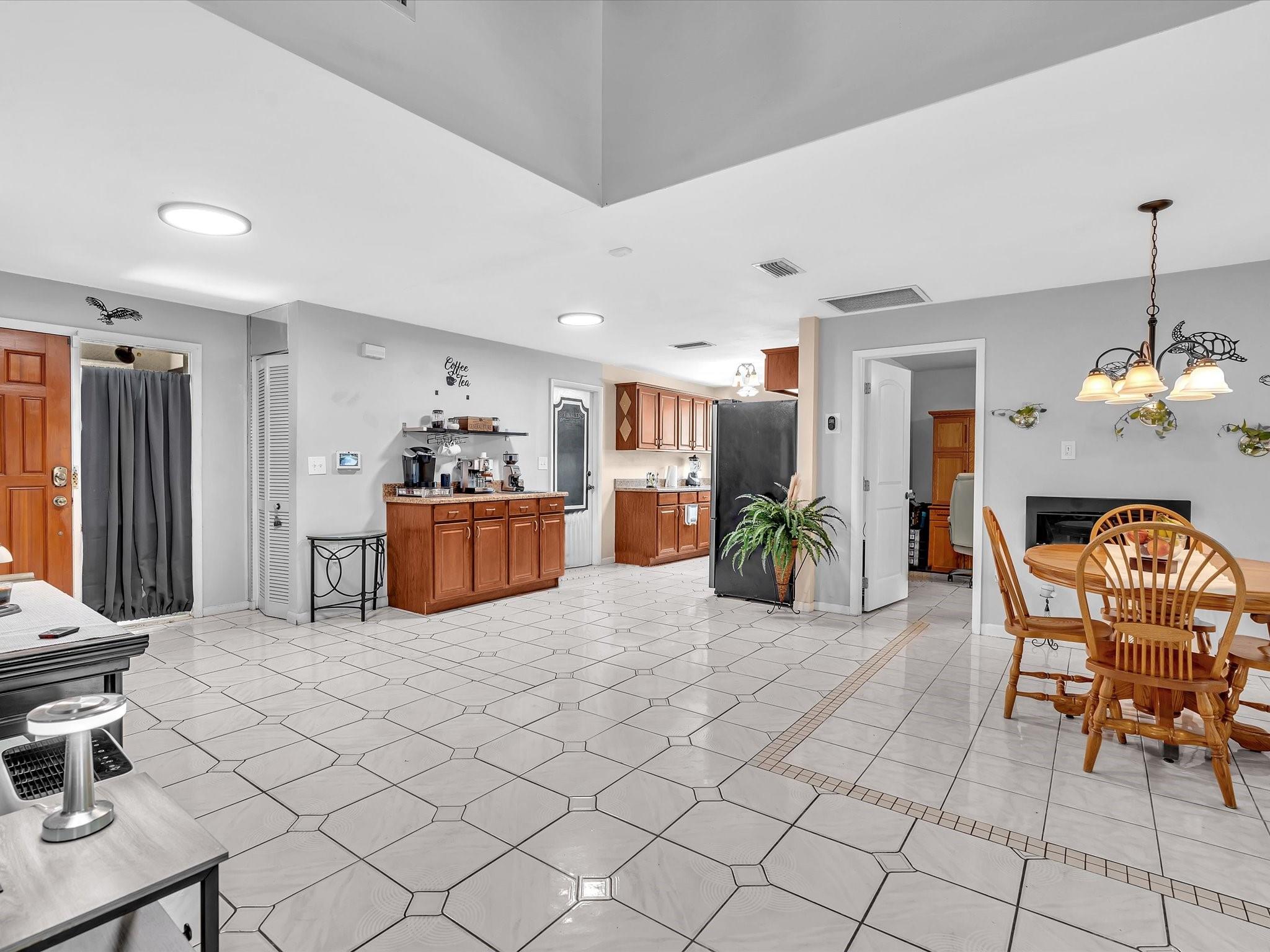 Boulevard North 92-18 B - Residential