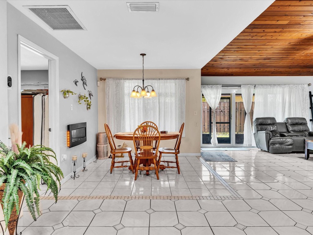 Boulevard North 92-18 B - Residential