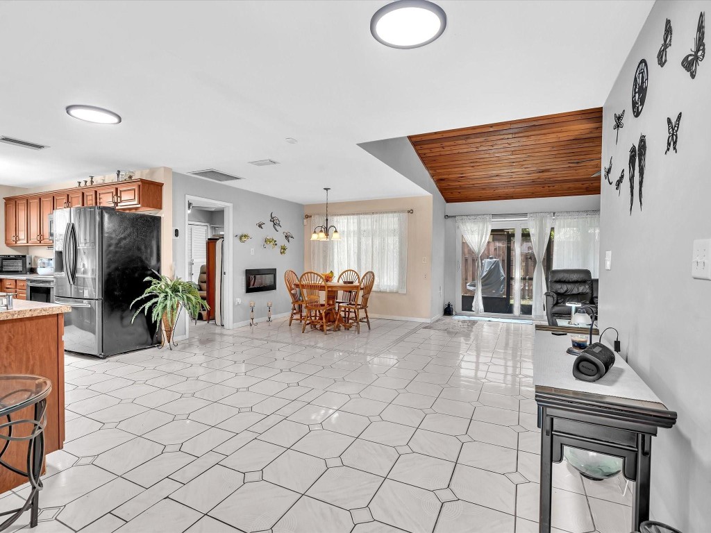 Boulevard North 92-18 B - Residential