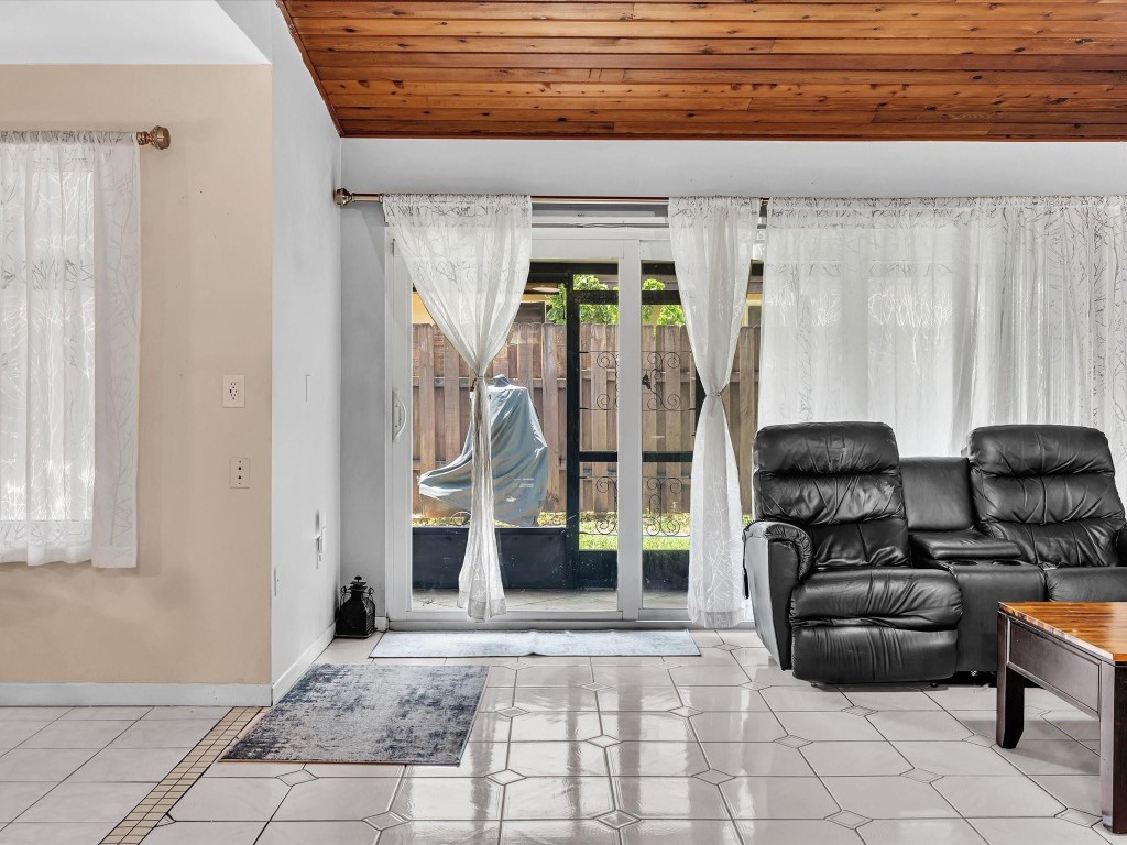 Boulevard North 92-18 B - Residential