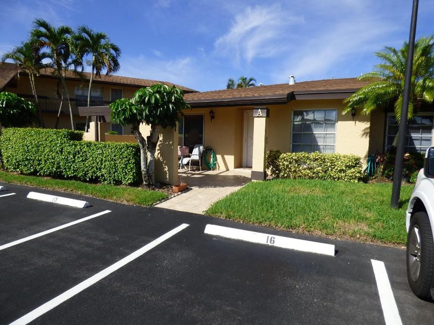 Great Delray Beach location. Villa Del Ray at Palm Greens is a 55+ community with lots of great amenities such as, pool, HAR TRU tennis courts, active club house and GOLF COURSE! Laundry in unit! New AC & Water heater! Eat in kitchen and 3 patios.  End unit with extra windows.