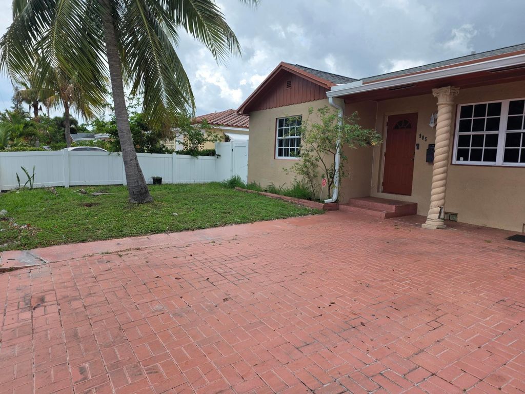 Photo of 905 S F Street, Lake Worth Beach, FL 33460 (MLS # B26018264)