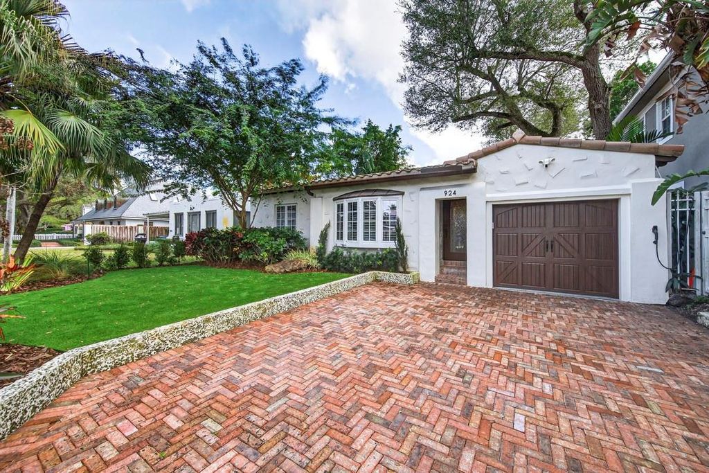 Photo of 924 SE 6th Street, Fort Lauderdale, FL 33301 (MLS # F10549267)