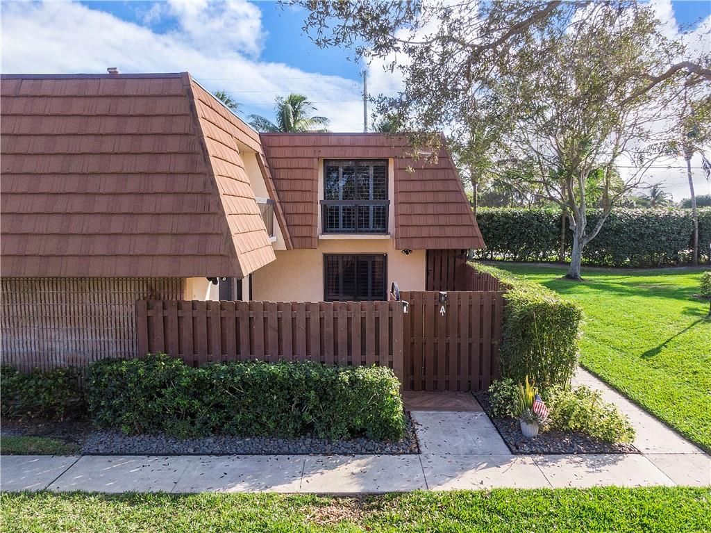 Photo of 825 Center St, Jupiter, FL 33458 (MLS # F10366695)