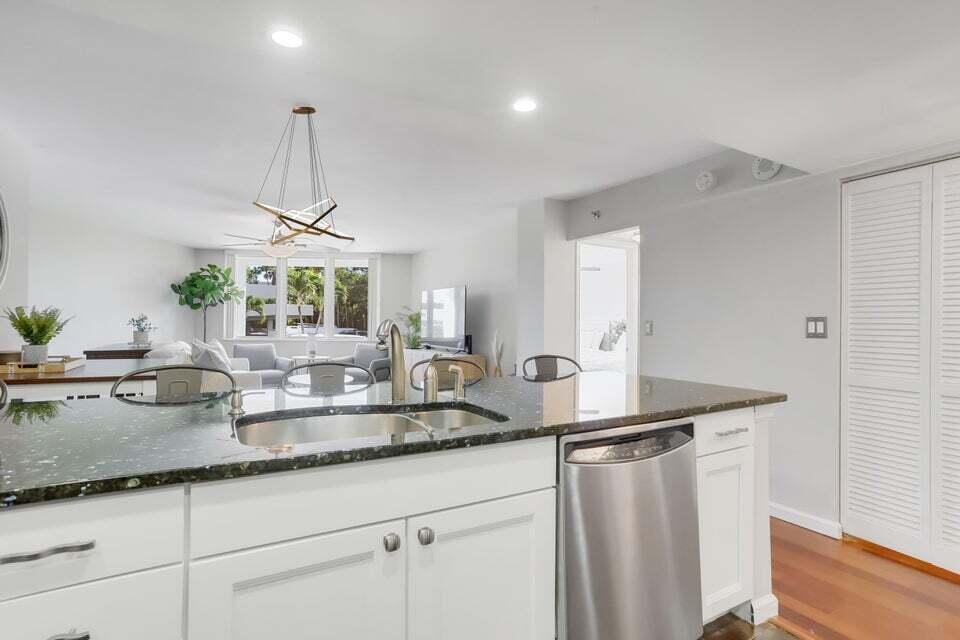 REGENCY HIGHLAND - Residential Lease