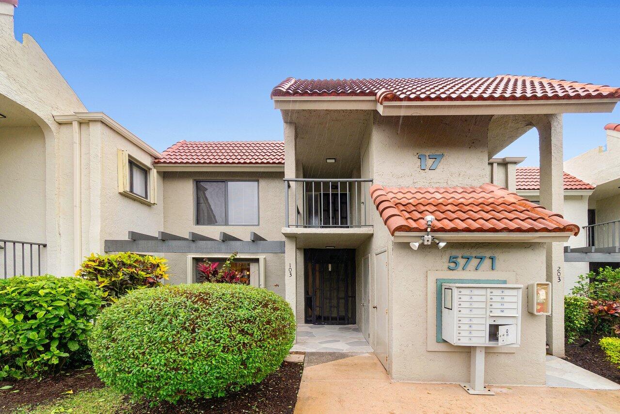 5771 Fairway Park Court 103, Boynton Beach, FL, 33437/$310,000 2 5771 Fairway Park Court 103