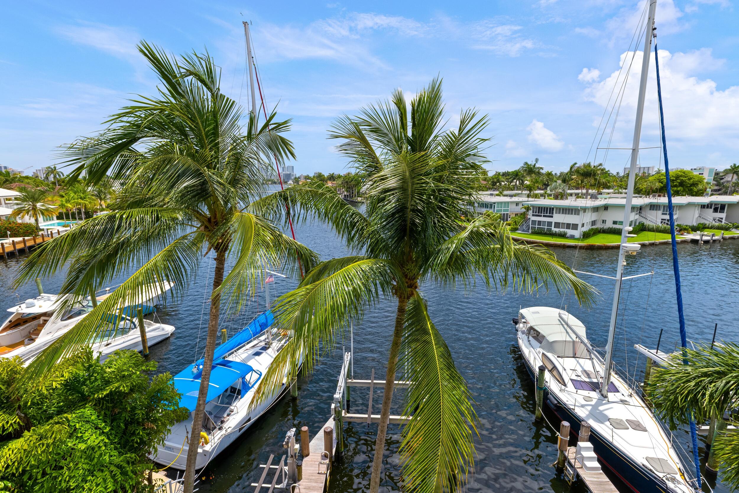 516 HENDRICKS Isle 4A