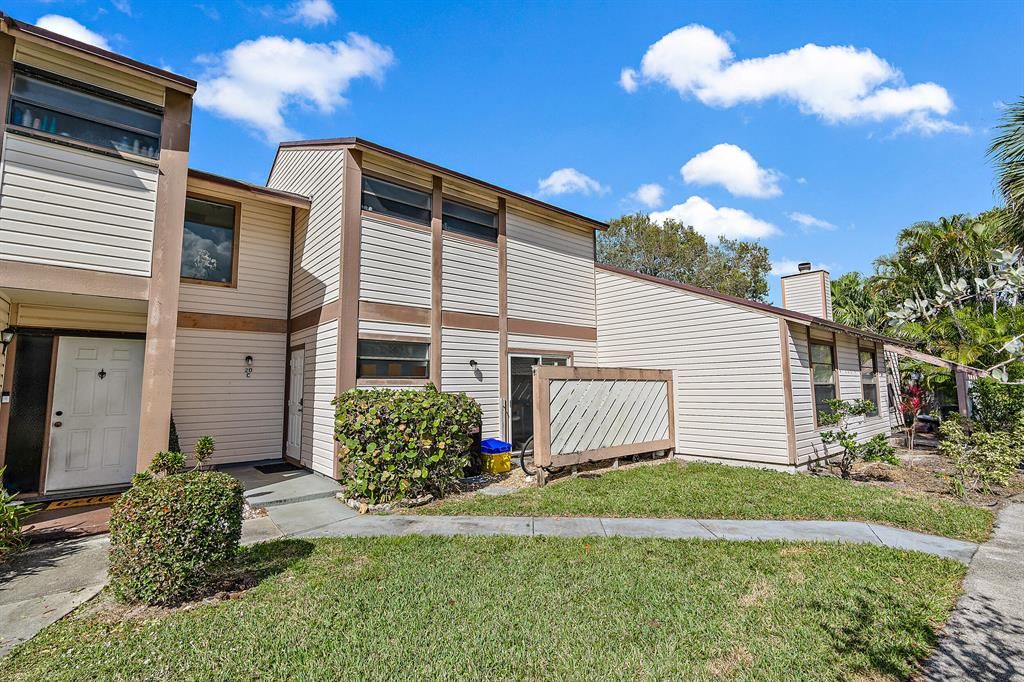 Photo of 100 Sherwood Circle #20c, Jupiter, FL 33458 (MLS # R10864115)