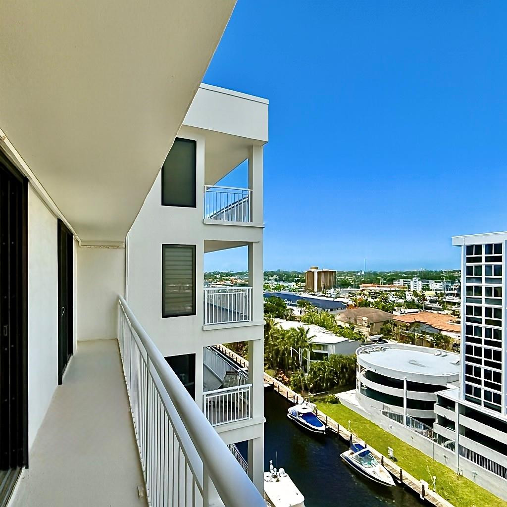 3100 NE 48th Street 907