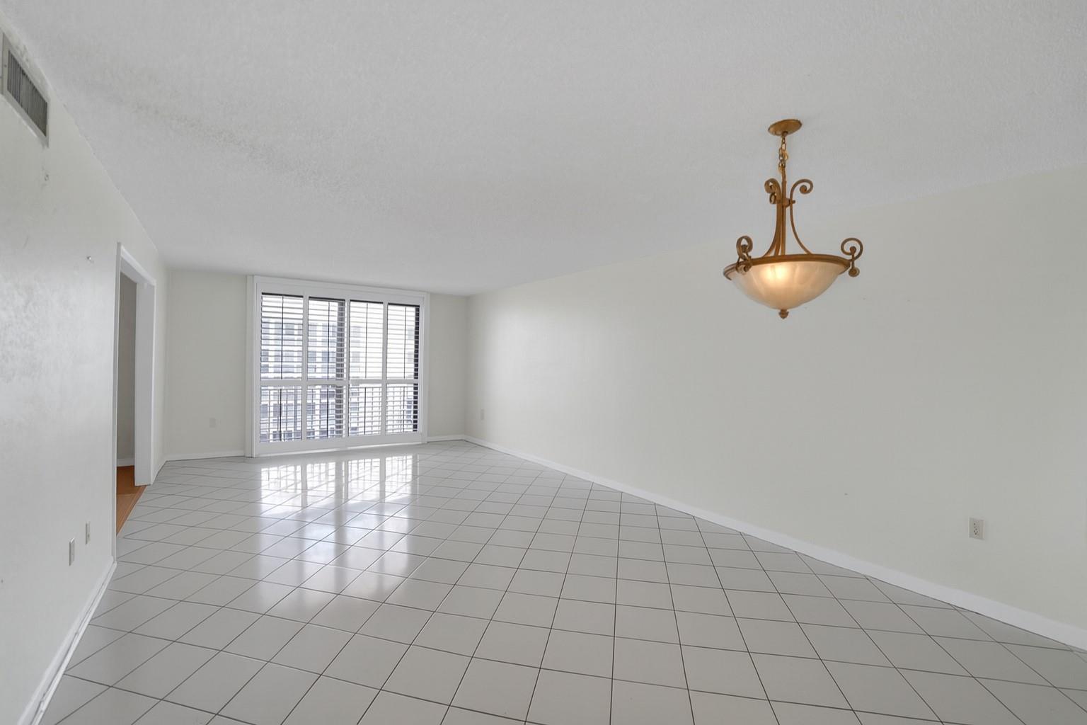 3100 NE 48th St 907