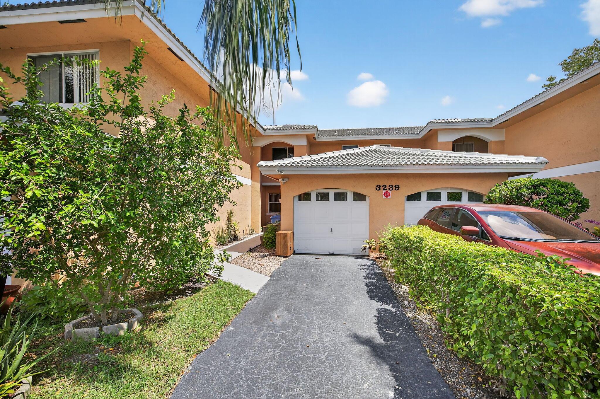 Escape to this stunning 3BR/3BA townhome with breathtaking direct lake views! Imagine serene mornings and vibrant sunsets from your own private oasis. Spacious, bright interiors meet an unbeatable location in Oakland Park, offering easy access to everything. This incredible opportunity won't last! Schedule your showing and make this dream home yours today!