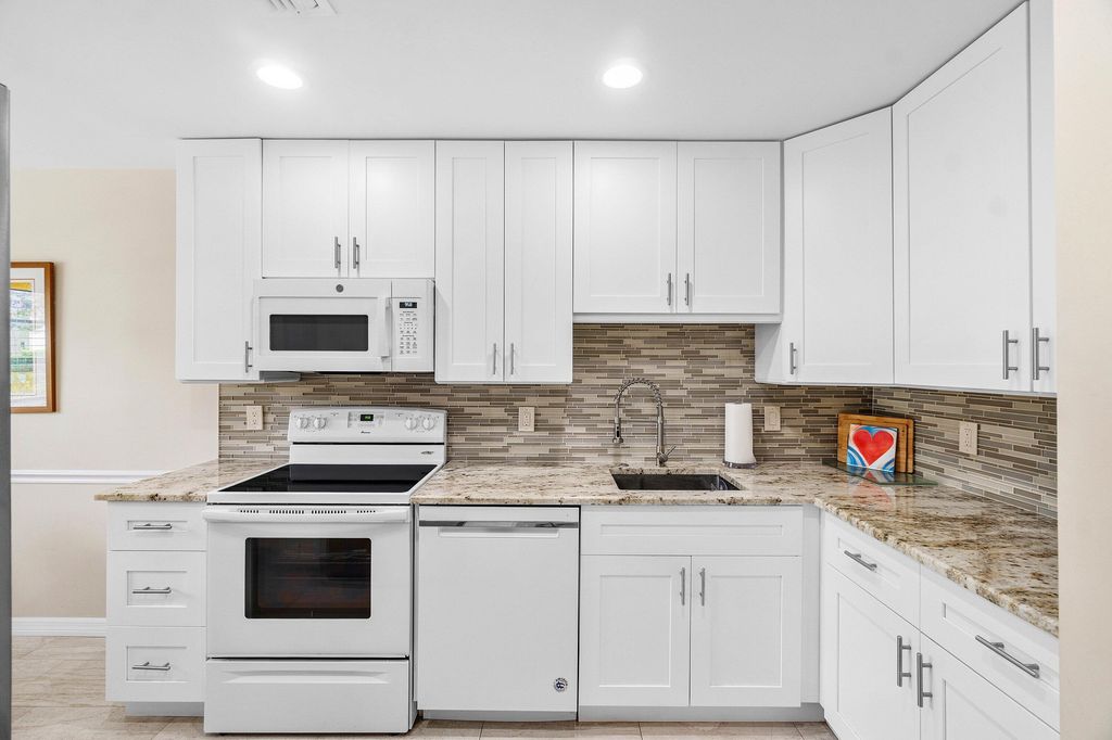 Photo of 24 Stratford Drive E #Unit E, Boynton Beach, FL 33436 (MLS # B26021547)