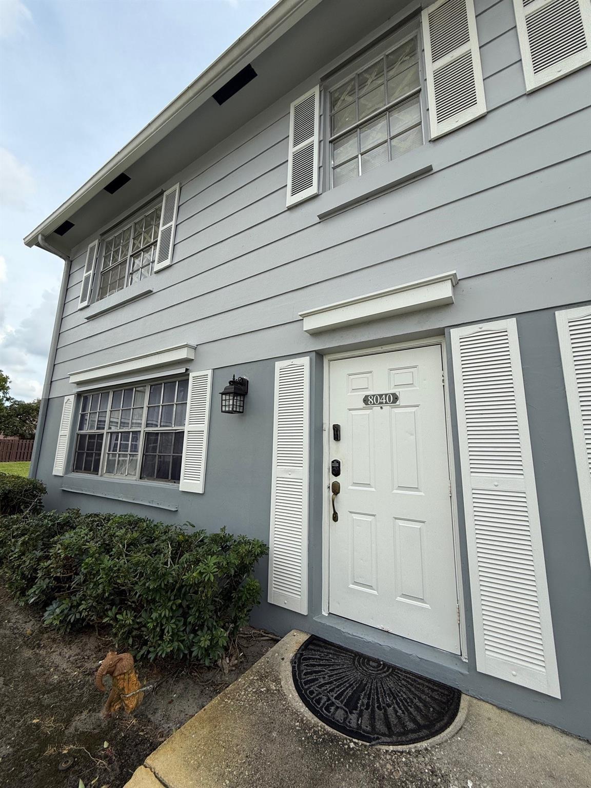 BEAUTIFUL TOWNHOUS WITH UPDTES FLOOR WITH VINIL AND LAMINATE. 2 OF THE 3 BATHROOMS UPDATED. CLOSE TO MAJOR HIGHWAYS. WALKING DISTANCE TO CASTCO AND WHOLE FOOD. SPERATE LIVING AND DINING ROOM.
AC IS 5 YEARS OLD. COMMUNITY HAS MORE THAN ONE SWIMING POOL AND TENNIS COURT.