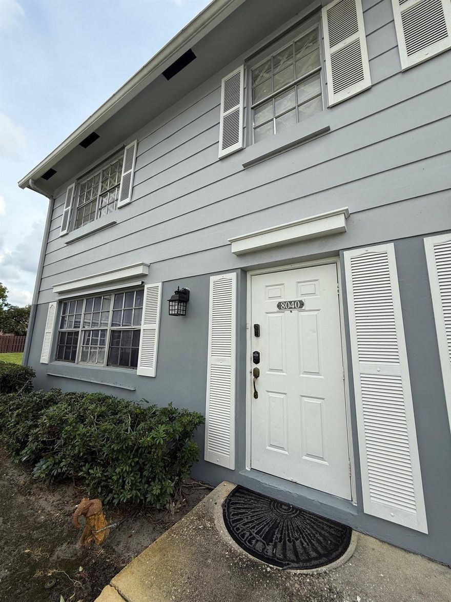 BEAUTIFUL TOWNHOUS WITH UPDTES FLOOR WITH VINIL AND LAMINATE. 2 OF THE 3 BATHROOMS UPDATED. CLOSE TO MAJOR HIGHWAYS.  WALKING DISTANCE TO CASTCO AND WHOLE FOOD. SPERATE LIVING AND DINING ROOM.AC IS 5 YEARS OLD. COMMUNITY HAS MORE THAN ONE SWIMING POOL AND TENNIS COURT.