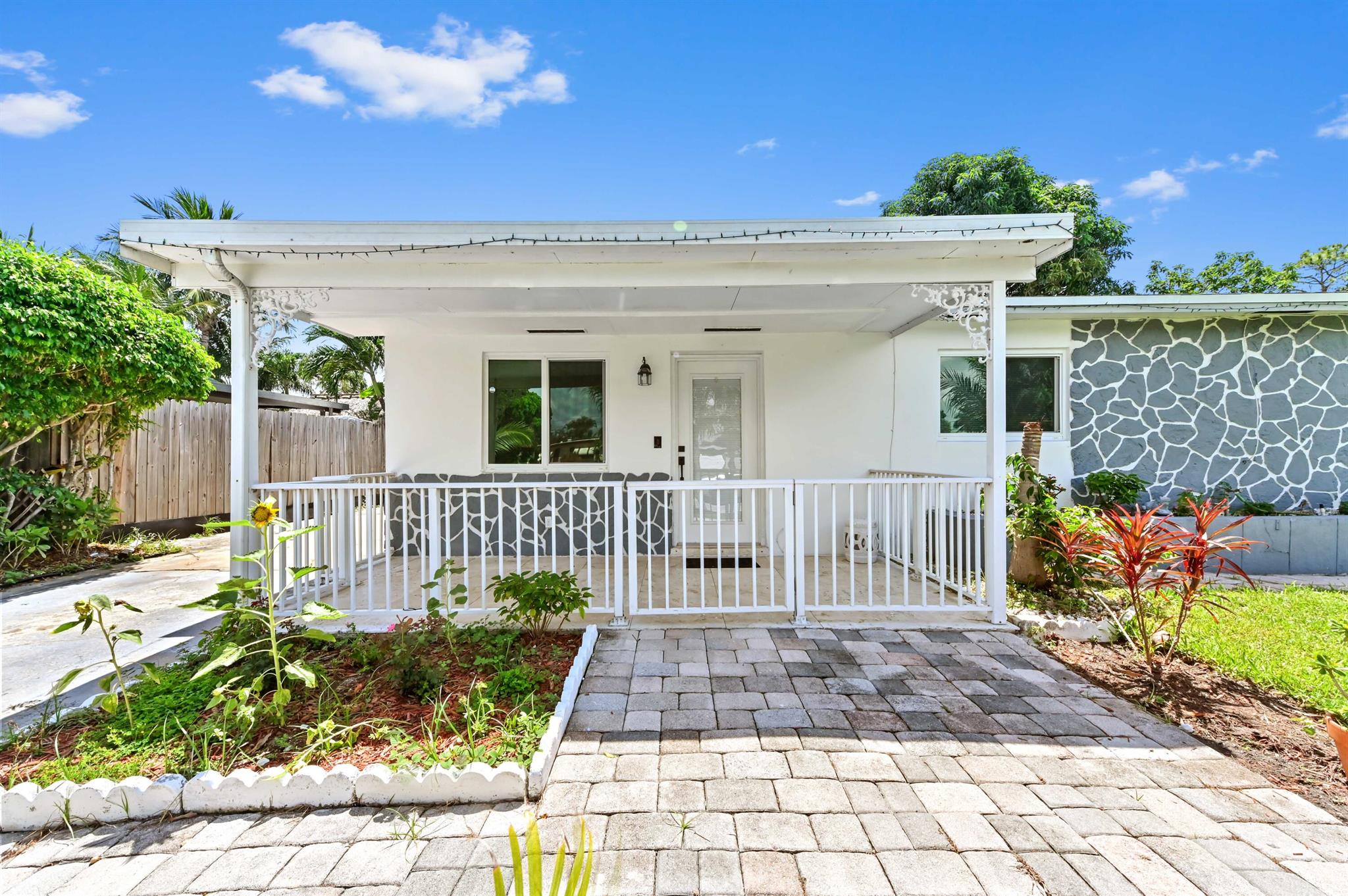 5574 Lake Geneva Drive, Lake Worth, FL, 33461/$499,900 2 5574 Lake Geneva Drive