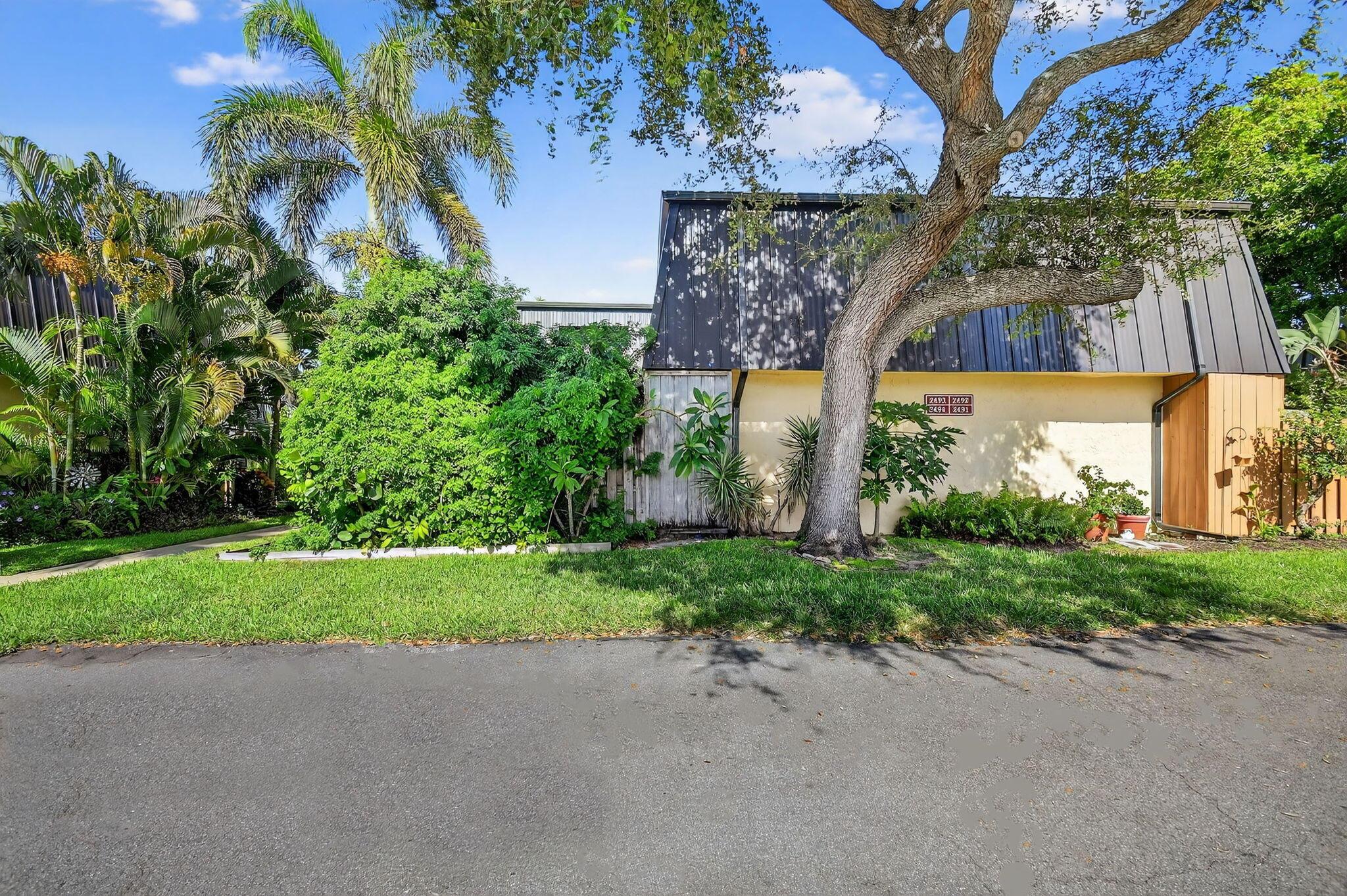 WELCOME TO THIS BEAUTIFUL TOWNHOME. AC IS 2019. IMPACT WINDOWS AND SLIDING DOORS. ROOF IS 2024. NEXT TO I95 AND ALL MAJOR STORES. FOR ALL AGES. RENT RIGHT AWAY.