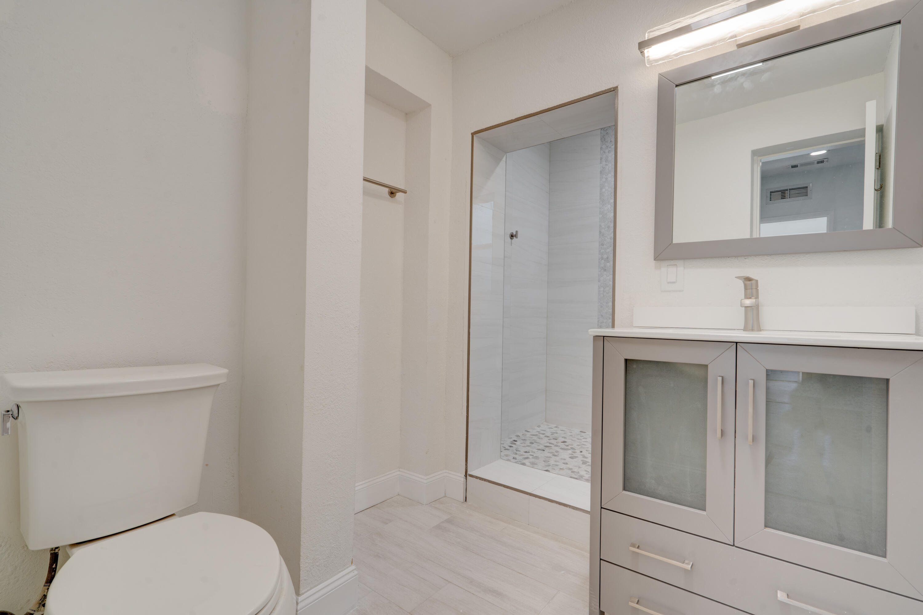 HILLSBORO SHORES SEC B - Residential Lease