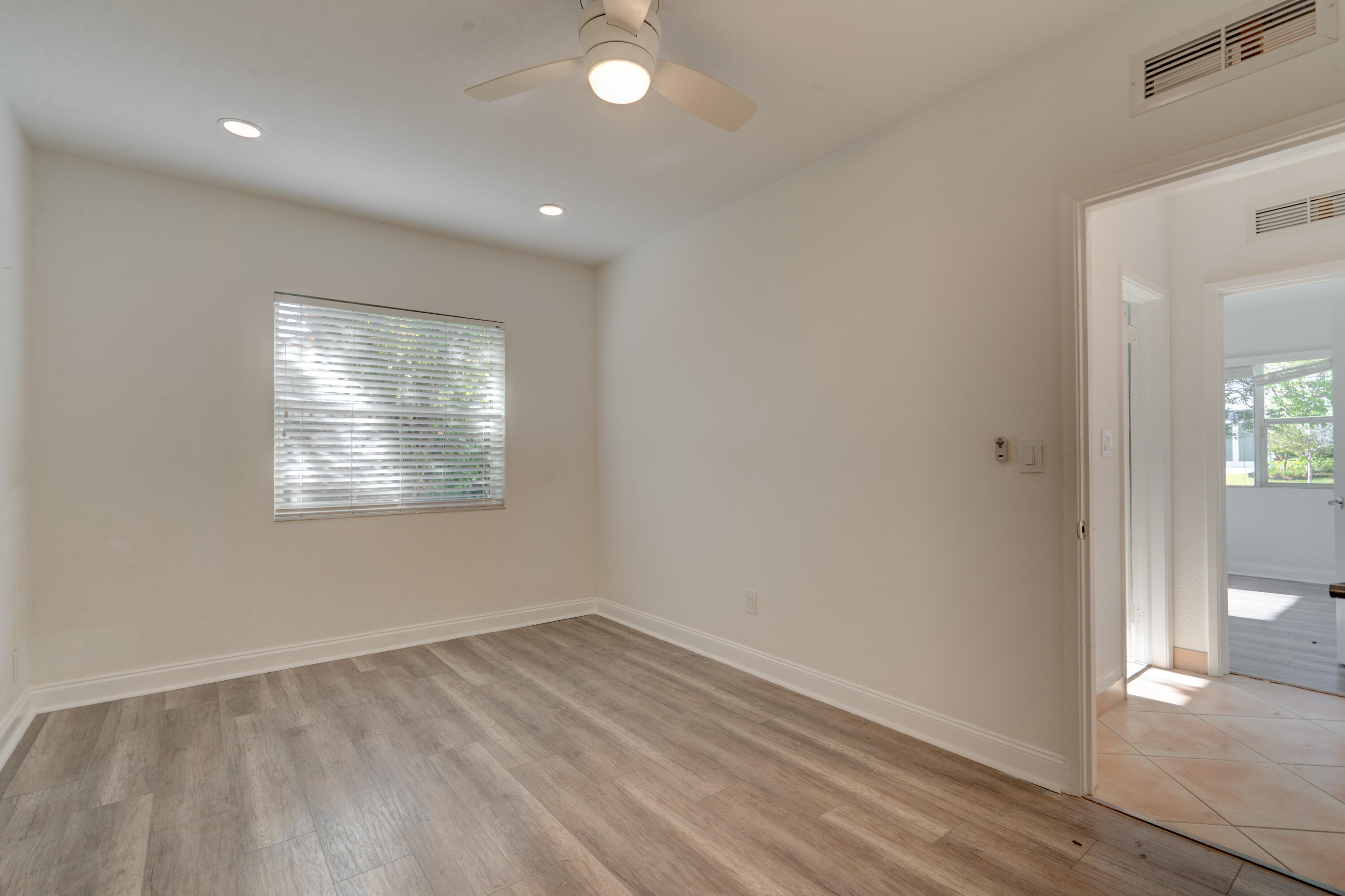 HILLSBORO SHORES SEC B - Residential Lease