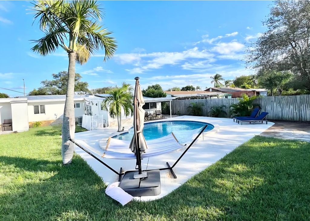 Photo of 18948 SE Homewood Ave Avenue SE, Tequesta, FL 33469 (MLS # B26021528)